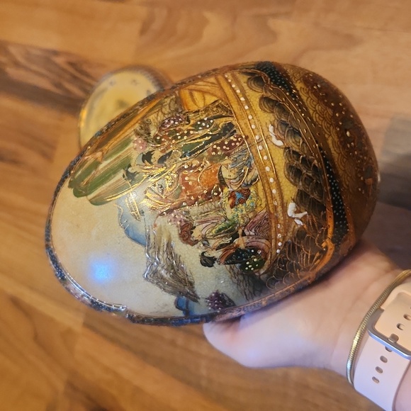 Satsuma Geisha Large Porcelain Egg with Golden Brass Platform Base - Picture 3 of 16